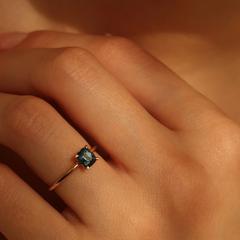 Nangi fine jewelry - teal / Peacock sapphire ring in yellow gold