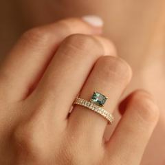 Nangi fine jewelry - teal / Peacock sapphire ring in yellow gold