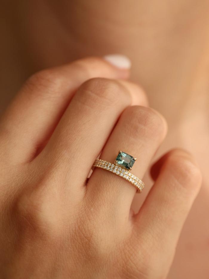 Nangi fine jewelry - teal / Peacock sapphire ring in yellow gold