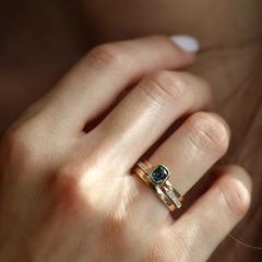 Nangi fine jewelry - teal / Peacock sapphire ring in yellow gold