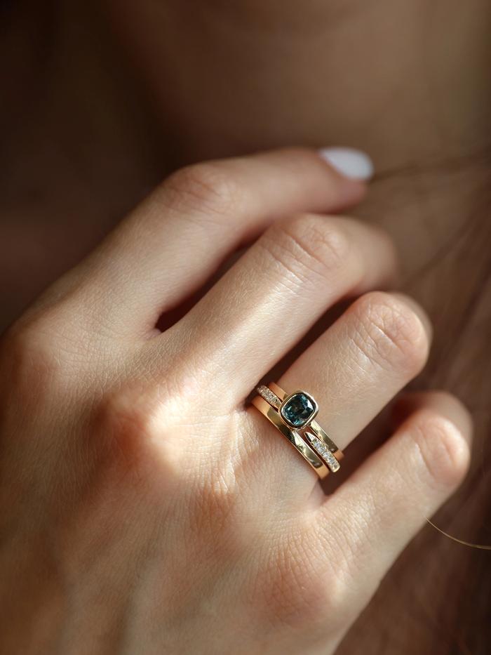 Nangi fine jewelry - teal / Peacock sapphire ring in yellow gold