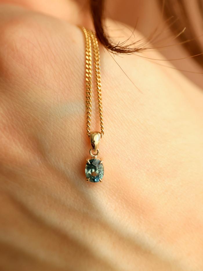 Nangi fine jewelry - teal / Peacock pendant in yellow gold