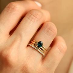 Nangi fine jewelry - blue sapphire ring in yellow gold