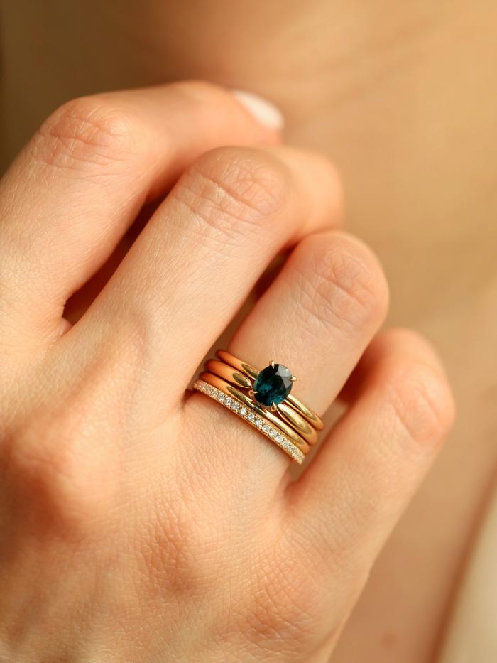 Nangi fine jewelry - blue sapphire ring in yellow gold