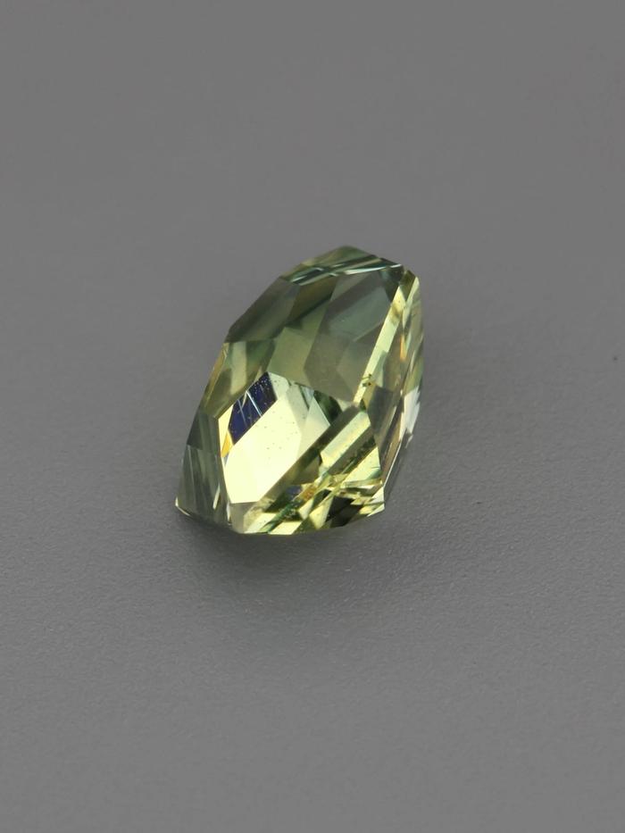 Nangi fine jewelry - green sapphire gemstone in gold