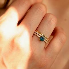 Nangi fine jewelry - teal / Peacock sapphire ring in yellow gold