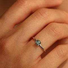 Nangi fine jewelry - blue sapphire ring in white gold