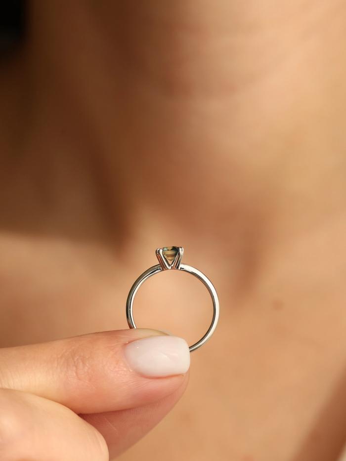 Nangi fine jewelry - green ring in white gold