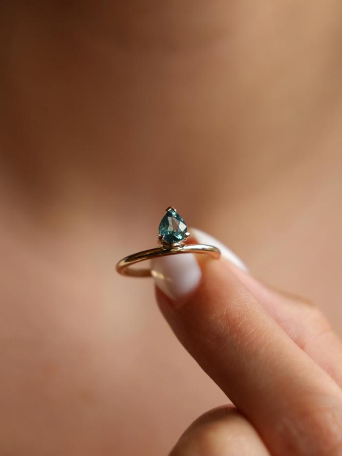 Nangi fine jewelry - green ring in yellow gold