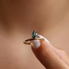 Nangi fine jewelry - green ring in yellow gold