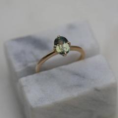 Nangi fine jewelry - green sapphire ring in yellow gold