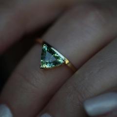 Nangi fine jewelry - green sapphire ring in yellow gold
