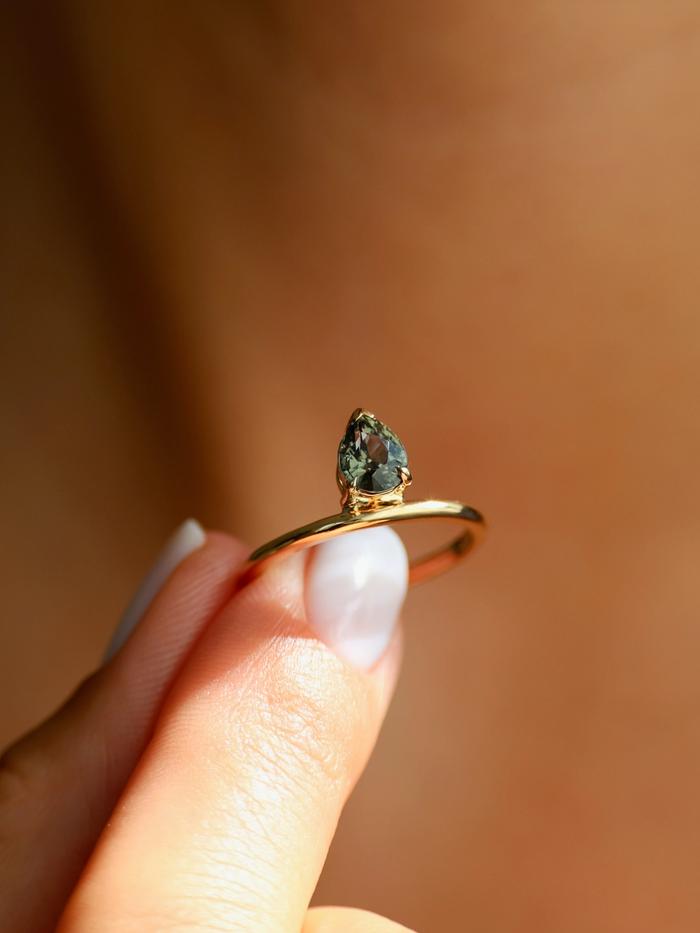 Nangi fine jewelry - brown sapphire ring in yellow gold
