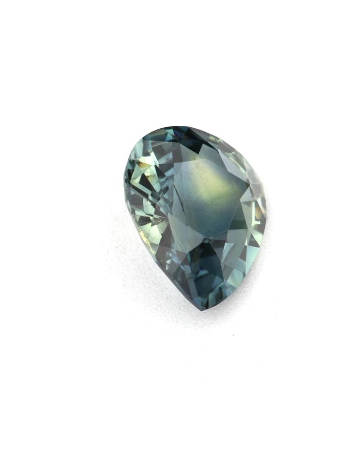 Nangi fine jewelry - green sapphire gemstone in gold