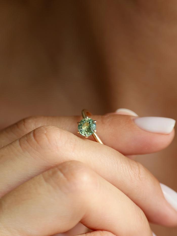 Nangi fine jewelry - green ring in yellow gold