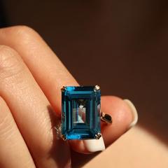 Nangi fine jewelry - teal / Peacock topaz ring in yellow gold