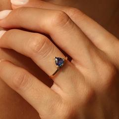 Nangi fine jewelry - blue sapphire ring in yellow gold