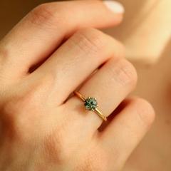 Nangi fine jewelry - green sapphire ring in yellow gold