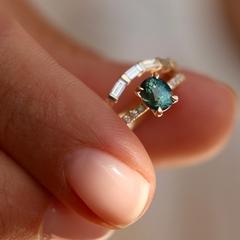 Nangi fine jewelry - teal / Peacock sapphire ring in yellow gold