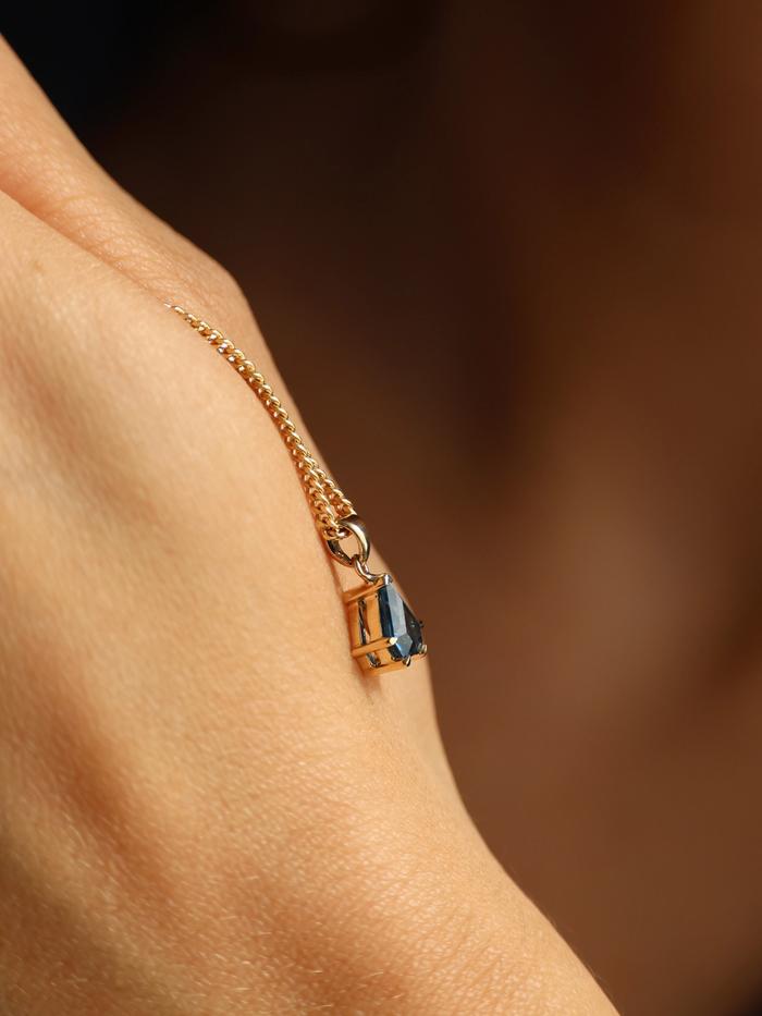 Nangi fine jewelry - blue pendant in yellow gold