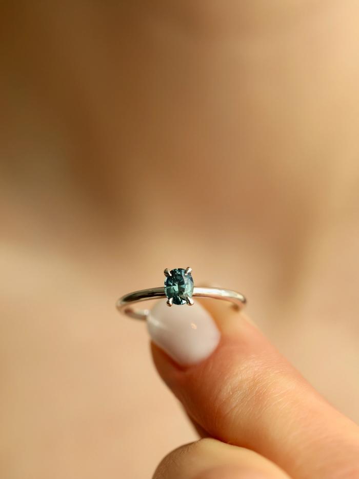 Nangi fine jewelry - blue sapphire ring in white gold