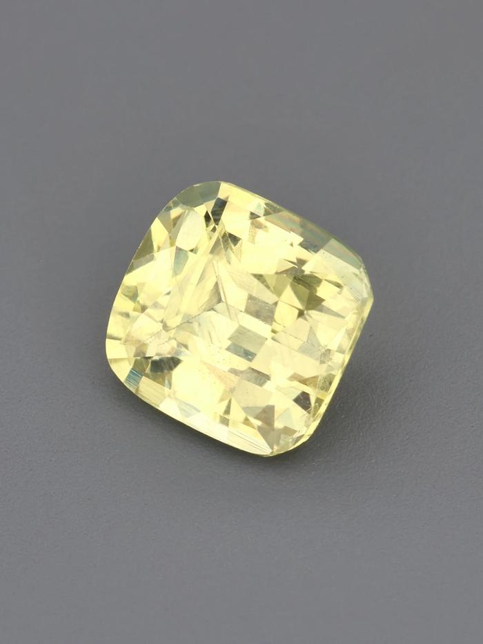 Nangi fine jewelry - yellow gemstone in gold