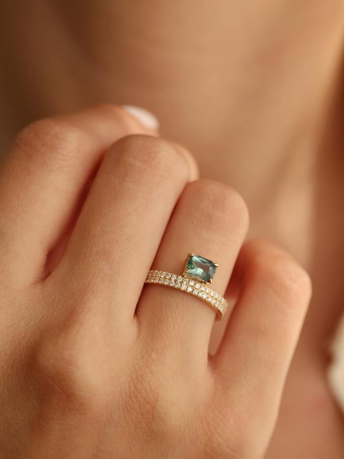 Nangi fine jewelry - teal / Peacock sapphire ring in yellow gold