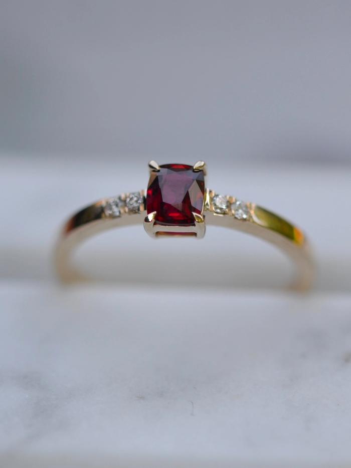 Nangi fine jewelry - red ring in yellow gold