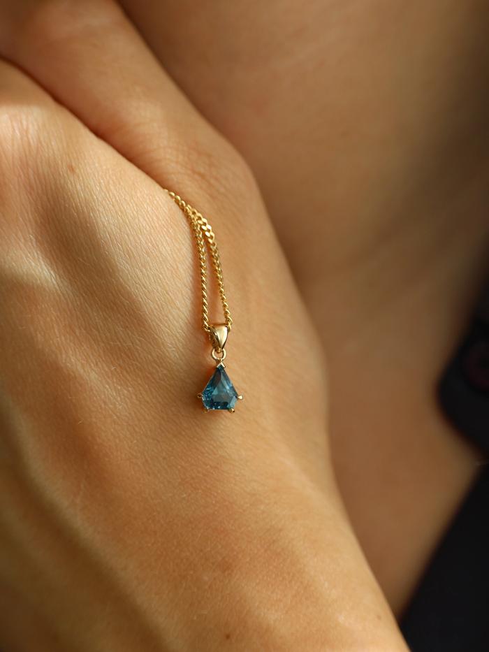 Nangi fine jewelry - blue pendant in yellow gold