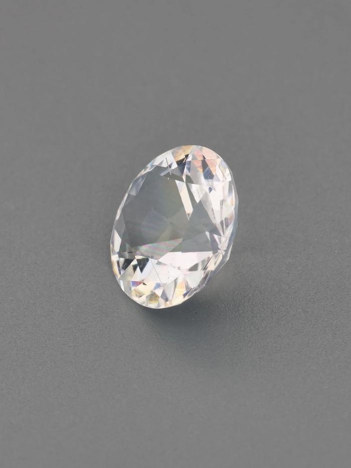 Nangi fine jewelry - white gemstone in gold