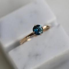 Nangi fine jewelry - teal / Peacock sapphire ring in yellow gold