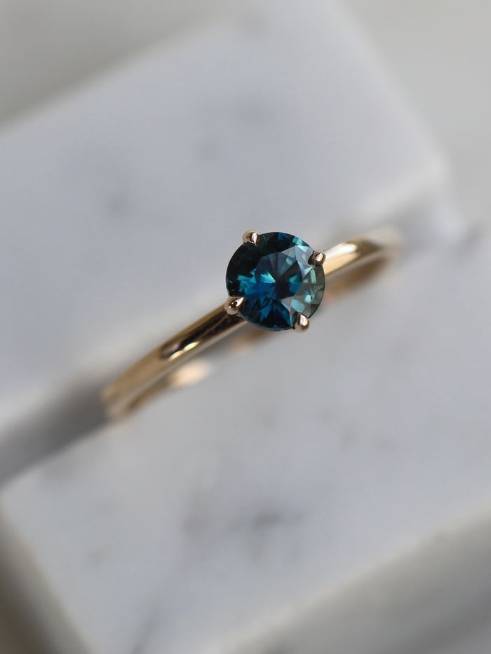 Nangi fine jewelry - teal / Peacock sapphire ring in yellow gold