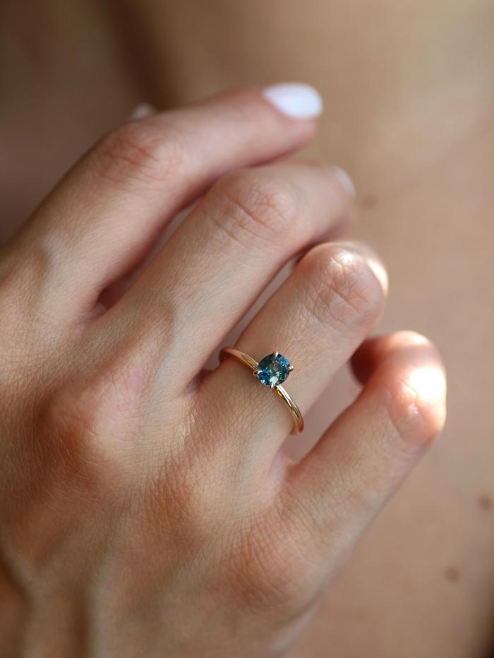 Nangi fine jewelry - teal / Peacock sapphire ring in yellow gold