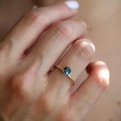 Nangi fine jewelry - teal / Peacock sapphire ring in yellow gold
