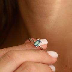 Nangi fine jewelry - teal / Peacock sapphire ring in white gold