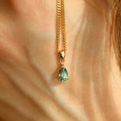 Nangi fine jewelry - green sapphire pendant in gold