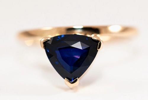Nangi fine jewelry - blue sapphire ring in yellow gold
