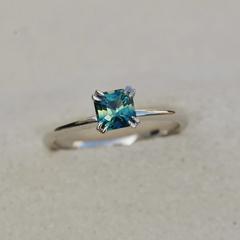 Nangi fine jewelry - teal / Peacock sapphire ring in white gold