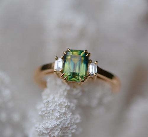 Nangi fine jewelry - green sapphire ring in yellow gold