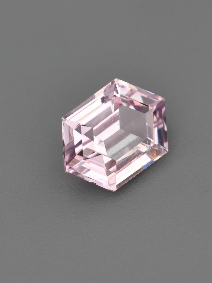 Nangi fine jewelry - pink sapphire gemstone in gold