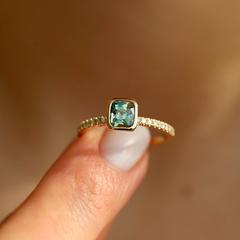 Nangi fine jewelry - teal / Peacock sapphire ring in yellow gold