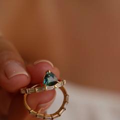 Nangi fine jewelry - teal sapphire ring in yellow gold