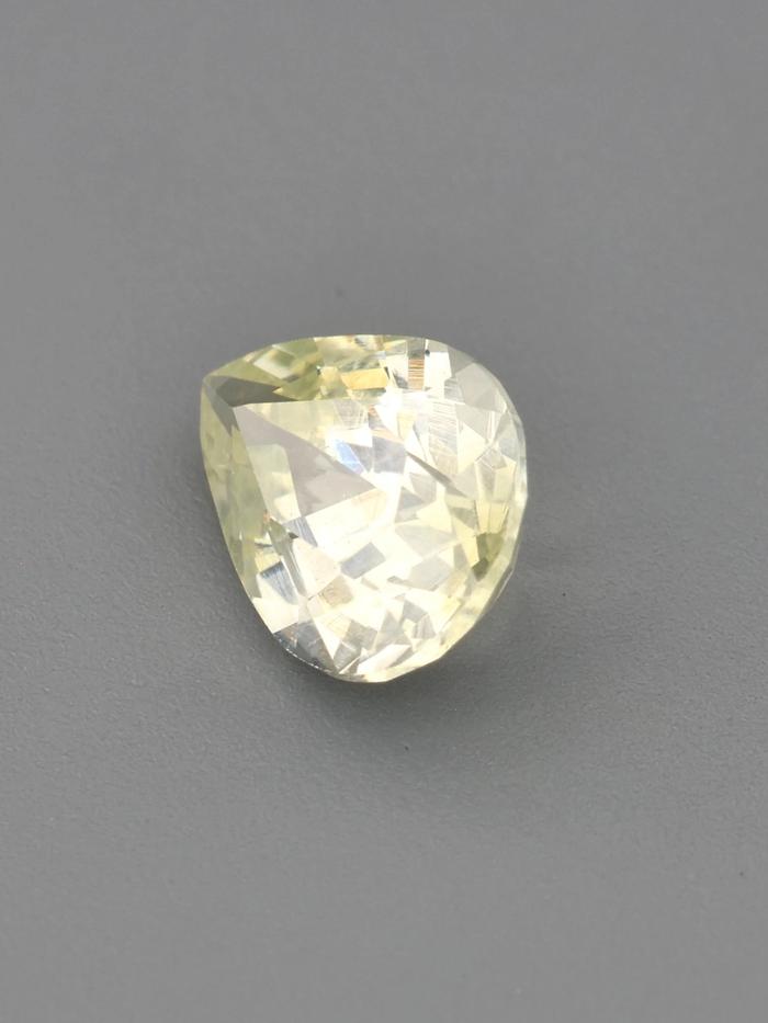 Nangi fine jewelry - yellow gemstone in gold