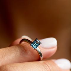 Nangi fine jewelry - blue ring in white gold