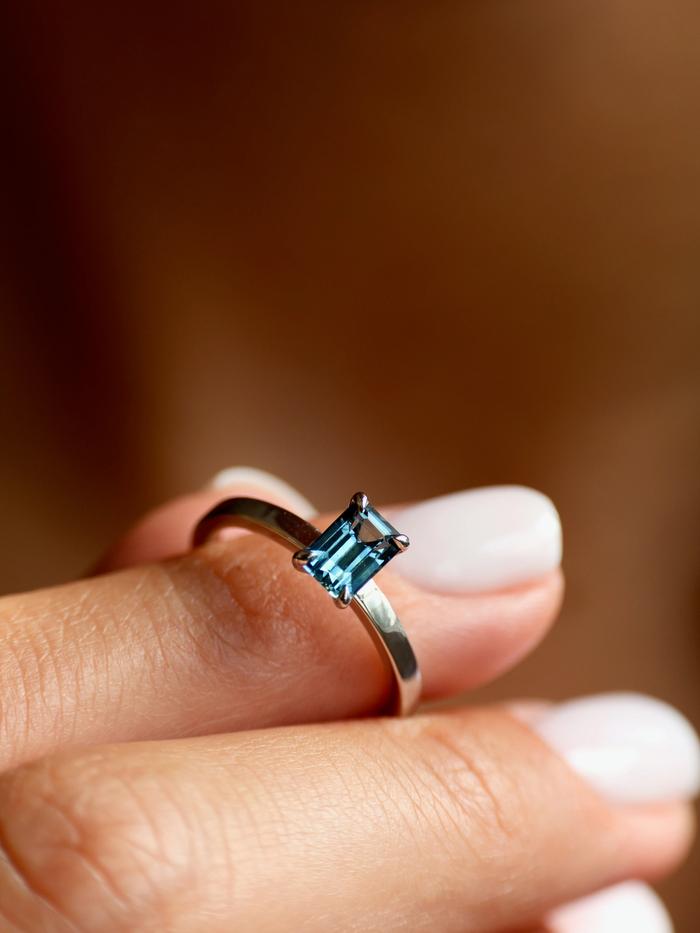 Nangi fine jewelry - blue ring in white gold