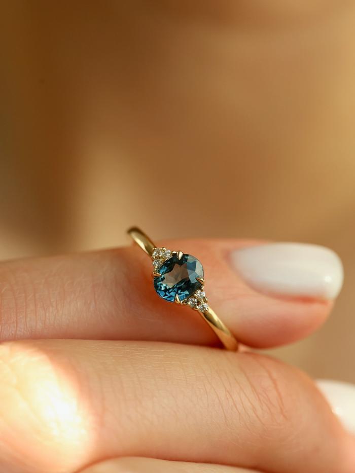 Nangi fine jewelry - teal / Peacock sapphire ring in yellow gold