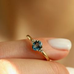 Nangi fine jewelry - teal / Peacock sapphire ring in yellow gold