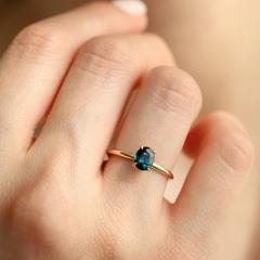 Nangi fine jewelry - blue sapphire ring in yellow gold
