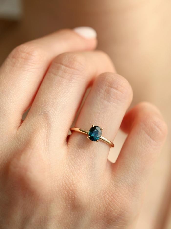 Nangi fine jewelry - blue sapphire ring in yellow gold