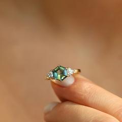 Nangi fine jewelry - green sapphire ring in yellow gold